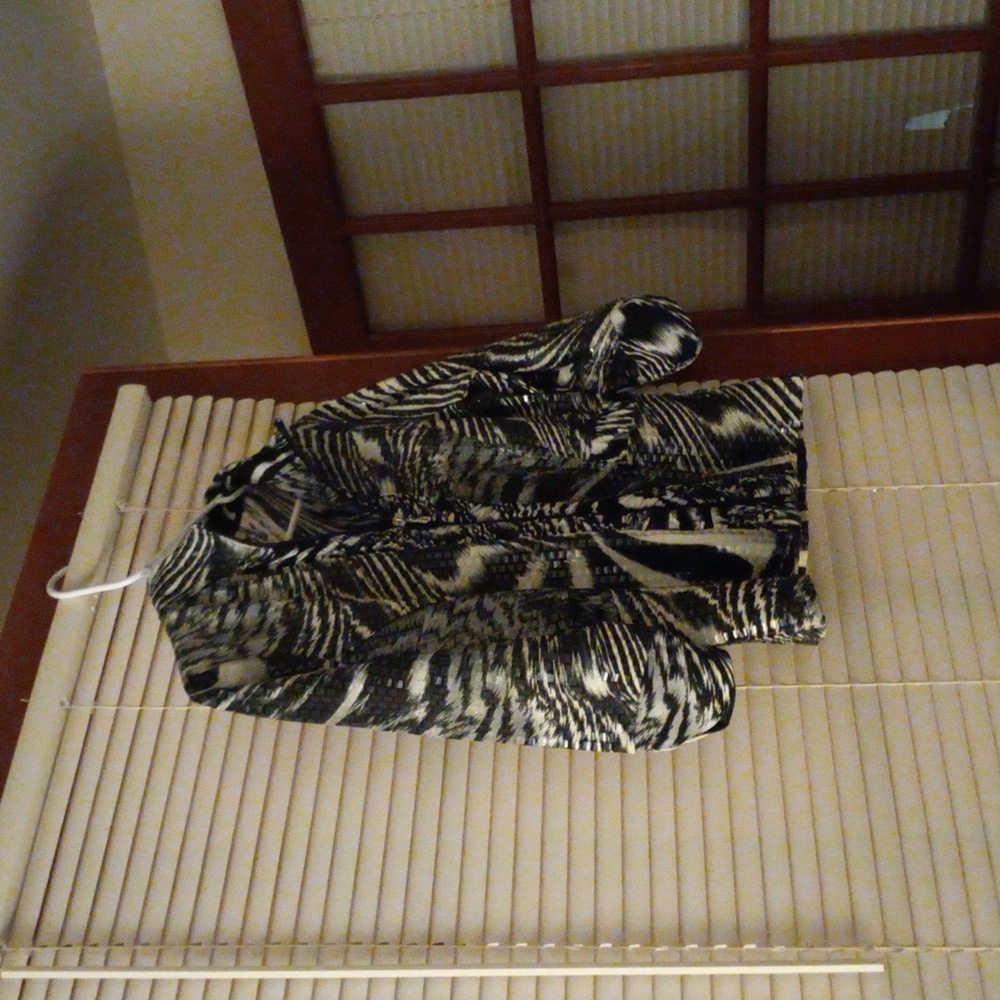 Erin London size 5 black and white print shirt